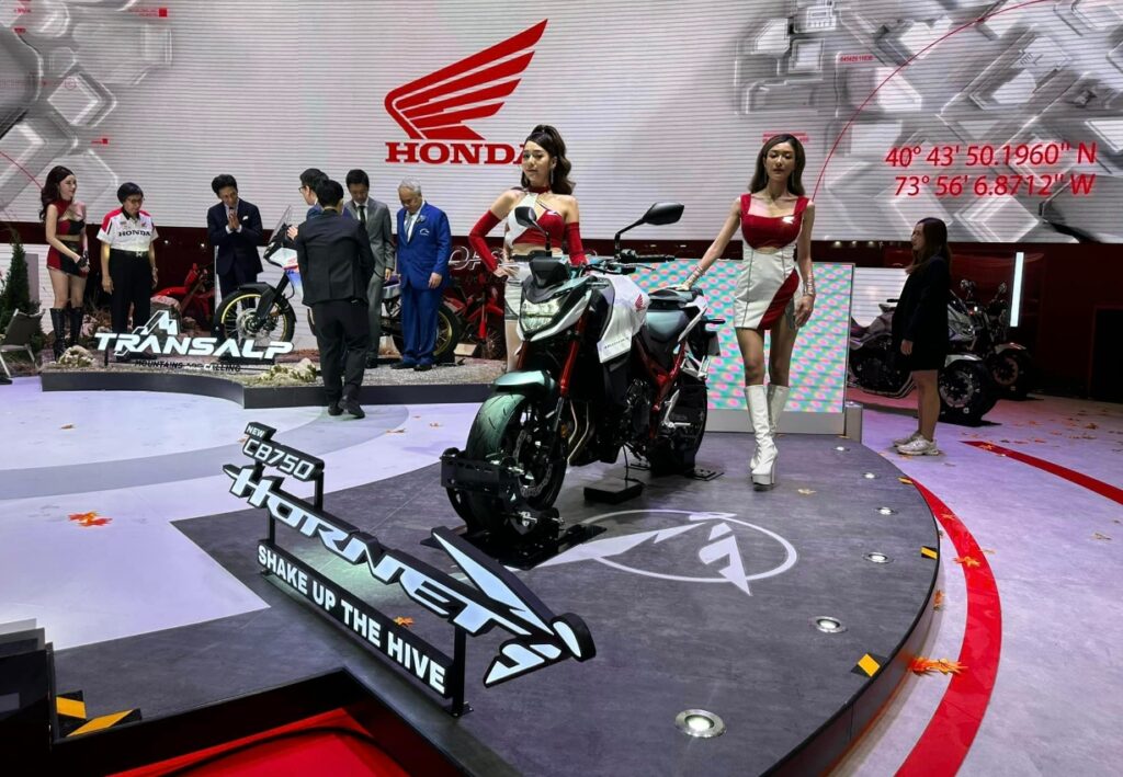 Honda CB750 Hornet ราคา 319,000 บาท 